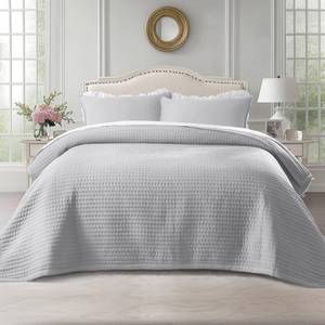 lot 5720 image: KASENTEX Queen XL Quilt Set 98x98 �� Soft Washed 3-Layer Lightweight Bedspread, Minimalist Nordic Design, All-Season Spring & Summer Quilt Set (1 Quilt  2 Pillow Shams), Gull