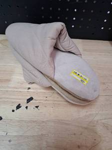 lot 4101 image: Slippers - No size listed