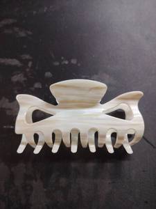 lot 8033 image: Pearlescent White Hair Claw Clip