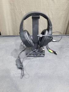 lot 3347 image: Gaming Headset with USB Hub Stand