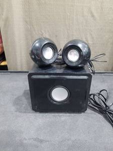 lot 3350 image: GPX 2.1 Speaker System With Subwoofer