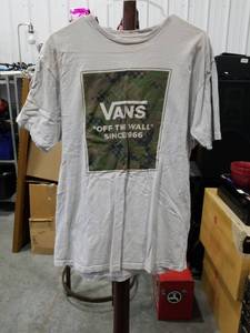lot 3355 image: Vans Off The Wall Camo Box Logo T-Shirt Size Large