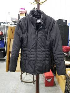 lot 3374 image: Calvin Klein Black Puffer Jacket LG