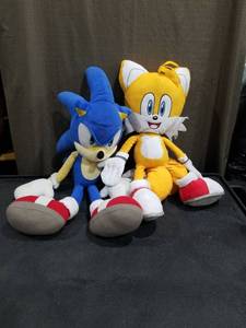 lot 3394 image: Sonic and Tails Plush Set