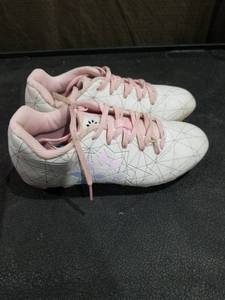 lot 3461 image: White Geometric Pattern Soccer Cleats with Pink Accents Size 2Y