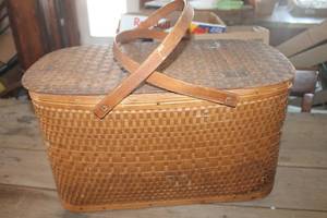 lot 3304 image: Vintage Picnic Basket