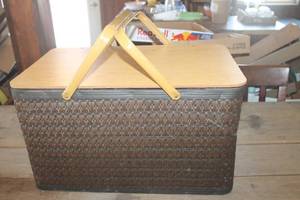 lot 3305 image: Vintage Burlington Picnic Basket