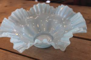 lot 3310 image: Vintage Fenton Blue Ruffled Bowl