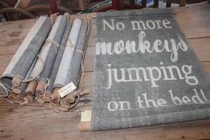 lot 3319 image: 8 Home Dcor Banners NWTS