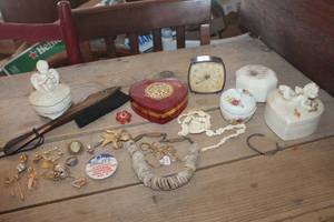 lot 3321 image: Vtg. Jewelry, Trinket Boxes & More