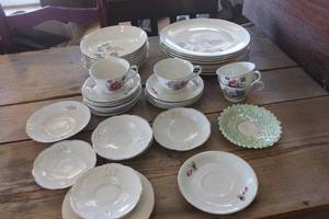 lot 3333 image: Vintage China Dishes