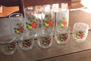 lot 3366 image: Vintage Strawberry Drinking Glasses