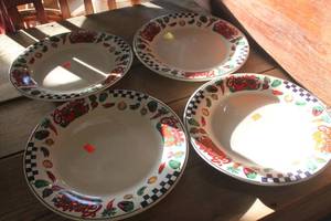 lot 3369 image: 4 Vintage Campbells Dinner Plates