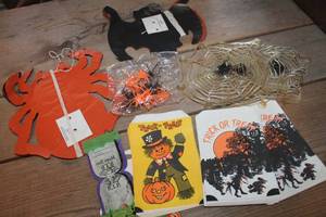 lot 3379 image: Vintage Halloween Lot