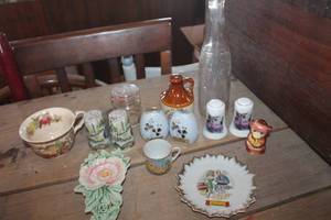lot 3392 image: Vintage S&P Shakers & More