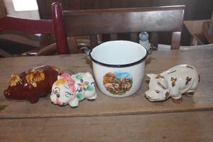 lot 3395 image: Vintage Pig Banks and More