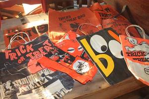lot 3414 image: Vtg. Trick or Treat Paper Bags & More