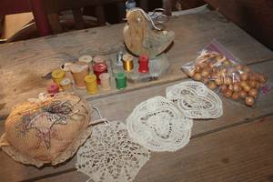 lot 3417 image: Vintage Pin Cushion, Spools & More
