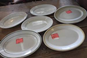 lot 3433 image: Vintage Buffalo China Platters & More