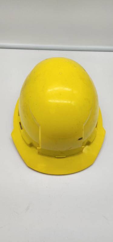 lot 67833 image: Yellow Construction Hard Hat with Suspension System (Broken Strap)