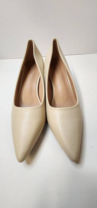 lot 67181 image: Cream Leather Pointed Toe Heels Size42