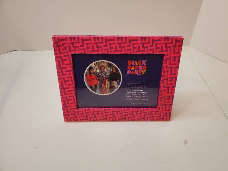 lot 68115 image: Black Paper Party Pink Pattern Photo Frame