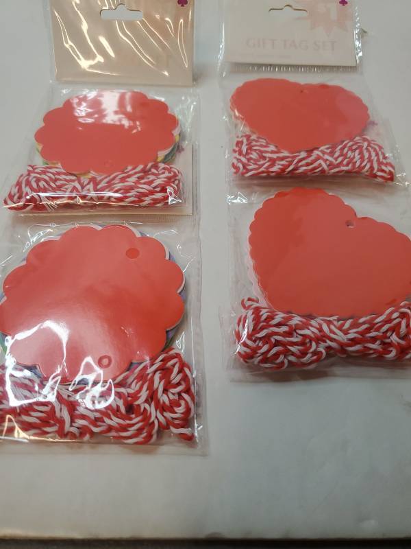 lot 68126 image: Red Scalloped Gift Tag Set with Twine 4PK