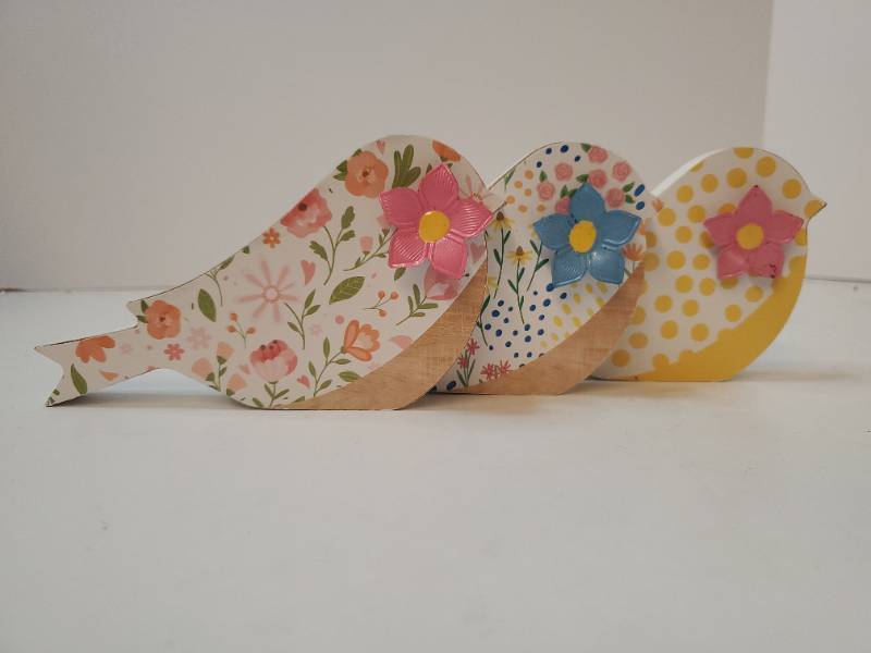 lot 68167 image: Decorative Wooden Bird Trio