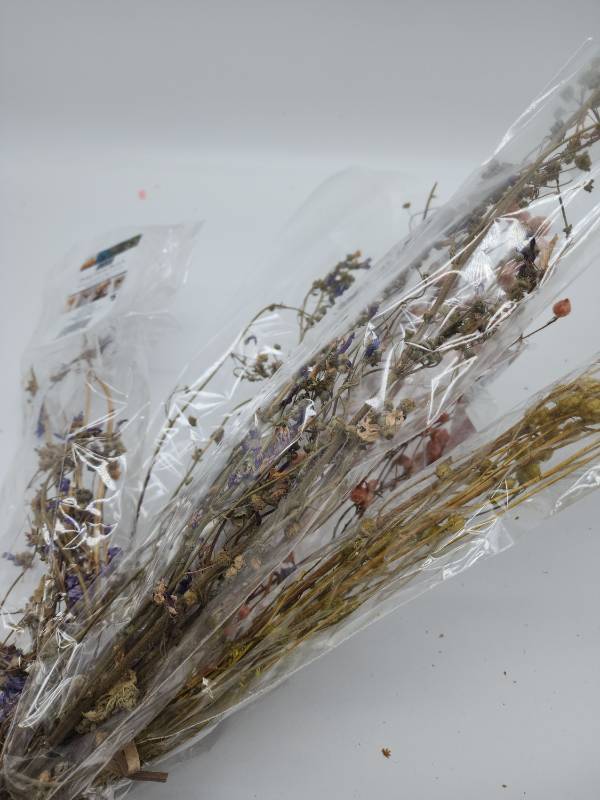 lot 69116 image: Mixed Natural Dried Flowers Bundle - Retail $12