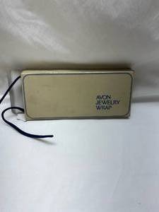 lot 22 image: Avon Jewelry Storage Bag