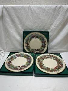 lot 63 image: Lenox Holiday Wreath Plates Collection