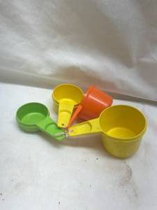 lot 84 image: Tupperware Measuring Cups Set
