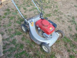 lot 2212 image: Honda self propelled mower-runs good