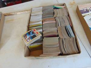 lot 2227 image: Large lot of vintage baseball cards