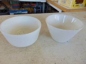lot 2357 image: Pyrex and Fire King mixing bowls
