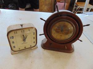 lot 2370 image: Pair of DeskBedside Clocks