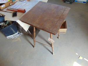 lot 2405 image: Oak Parlor Table - Needs TLC