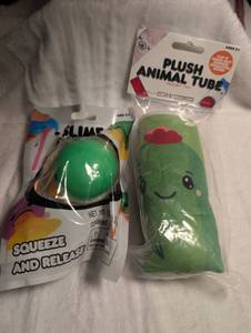 lot 1921 image: Plush Animal Tube Green Dinosaur Squeeze Toy