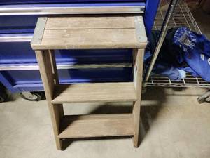lot 18390 image: Wooden Step Ladder