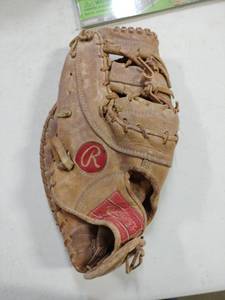 lot 18398 image: Rawlings Baseball Glove