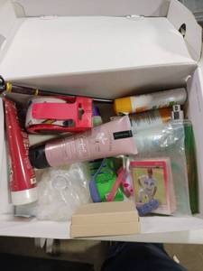 lot 18418 image: Box of Miscellaneous Small Items