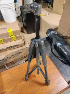 lot 18475 image: Extendable Tripod