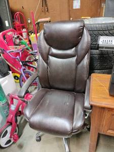 lot 18479 image: Executive Rolling Office Chair