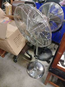 lot 18497 image: Pedestal Fan
