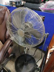 lot 18498 image: Pedestal Fan