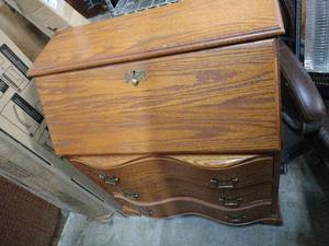 lot 18501 image: Solid Oak Traditional Dresser with Serpentine Drawers