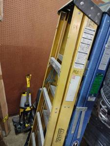 lot 18509 image: Hertz 5 Rung Folding Ladder