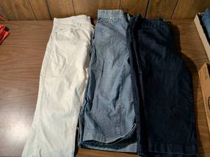 lot 9 image: Modern Cap Signature Model White Jeans