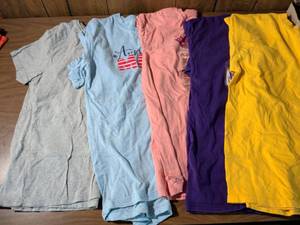 lot 11 image: Lot of 5 Mixed T-Shirts - Basic Colors Collection