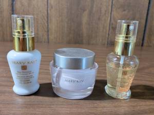 lot 37 image: Mary Kay Day and Night Solution Set SPF 15